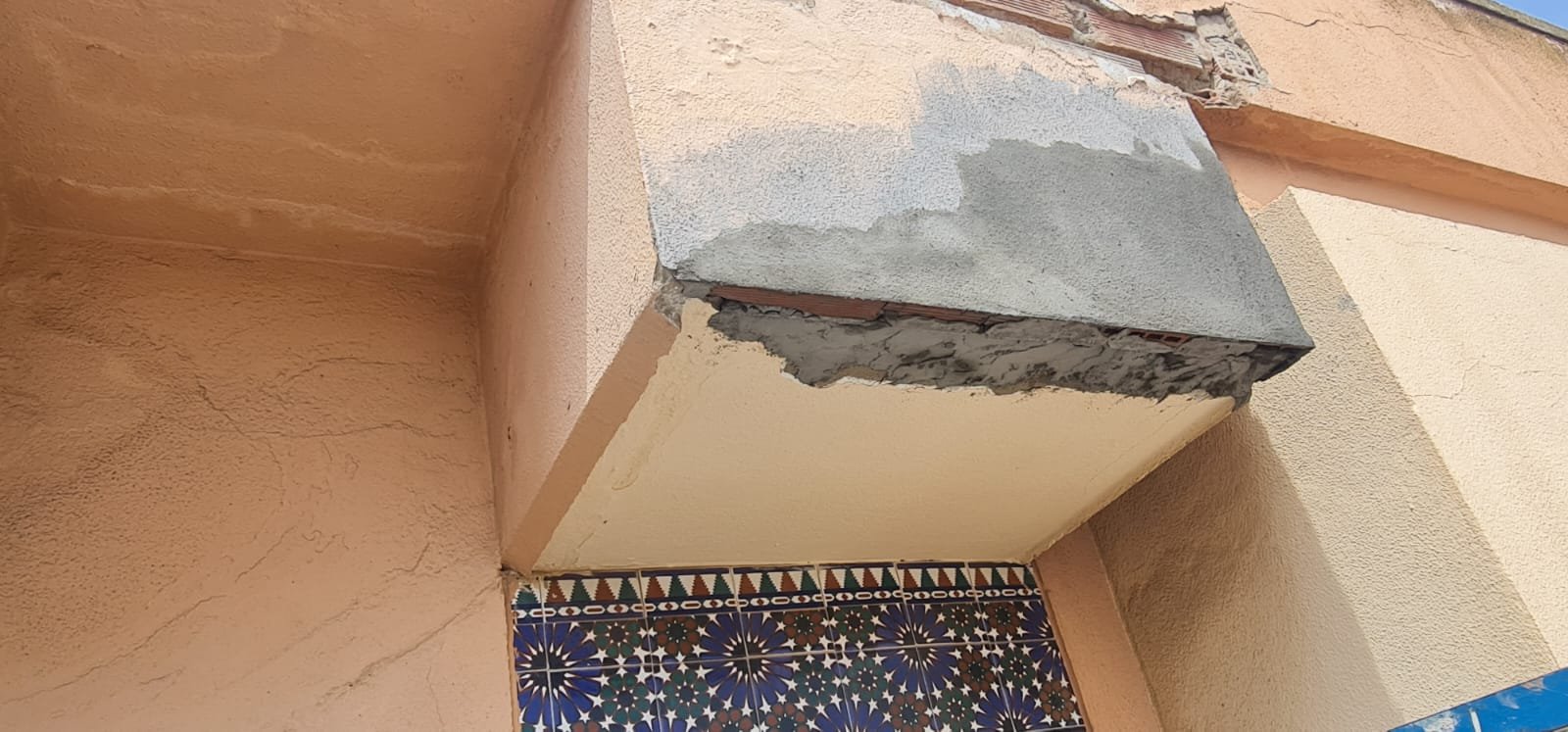 Alero de balcón antes de la reparación