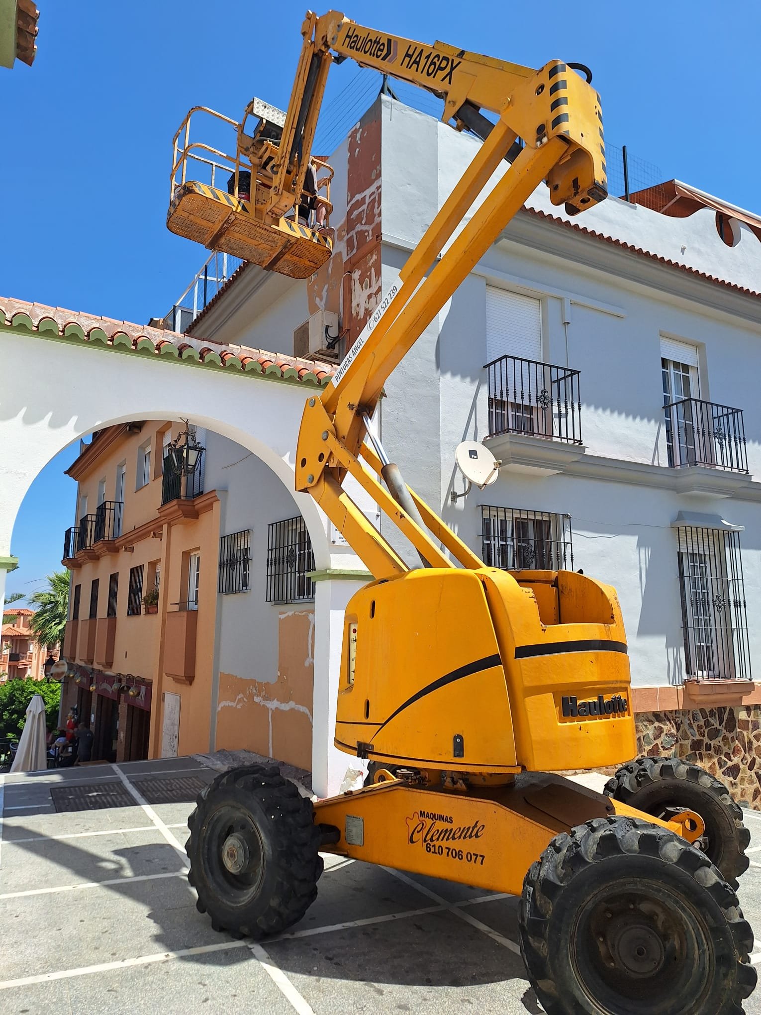 Plataforma elevadora de Pinturas Ángel durante un trabajo de fachada