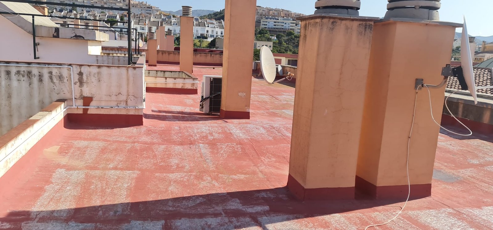 Cubierta roja impermeabilizada con chimeneas