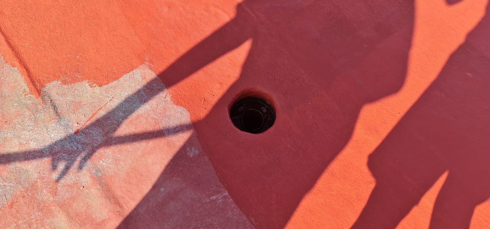Detalle de sumidero en cubierta roja