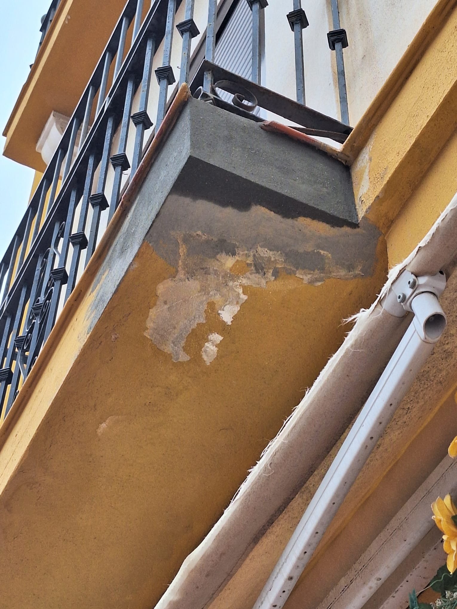 Detalle de humedad en bajos de balcón