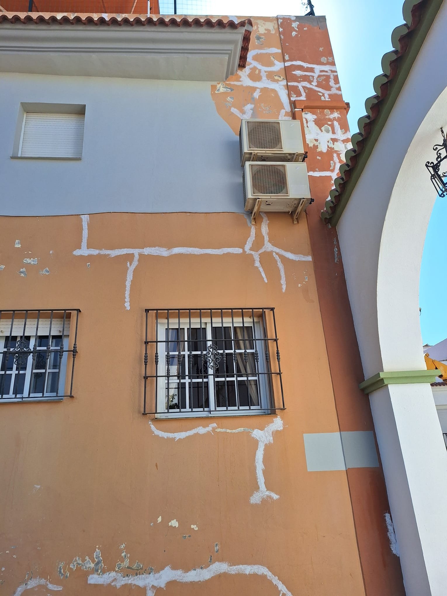 Detalle de fachada de vivienda amarilla