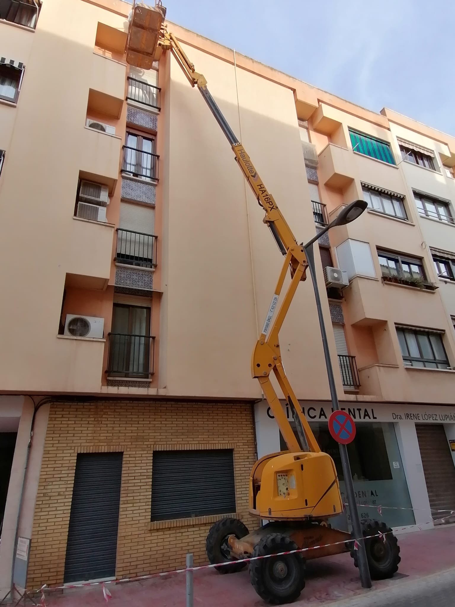 Trabajo en fachada beige desde la calle