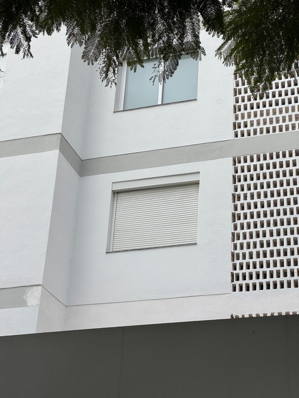 Fachada blanca con celosía terminada