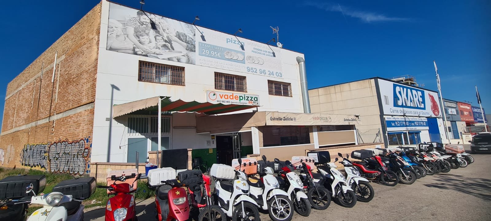 Fachada blanca de local comercial