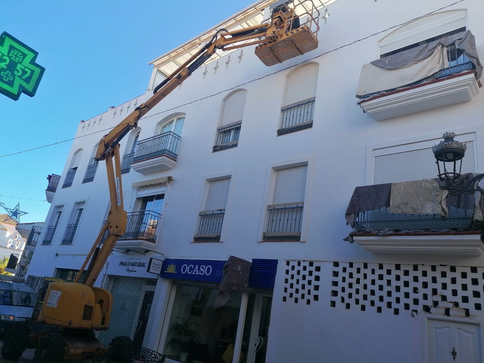 Local comercial con fachada blanca