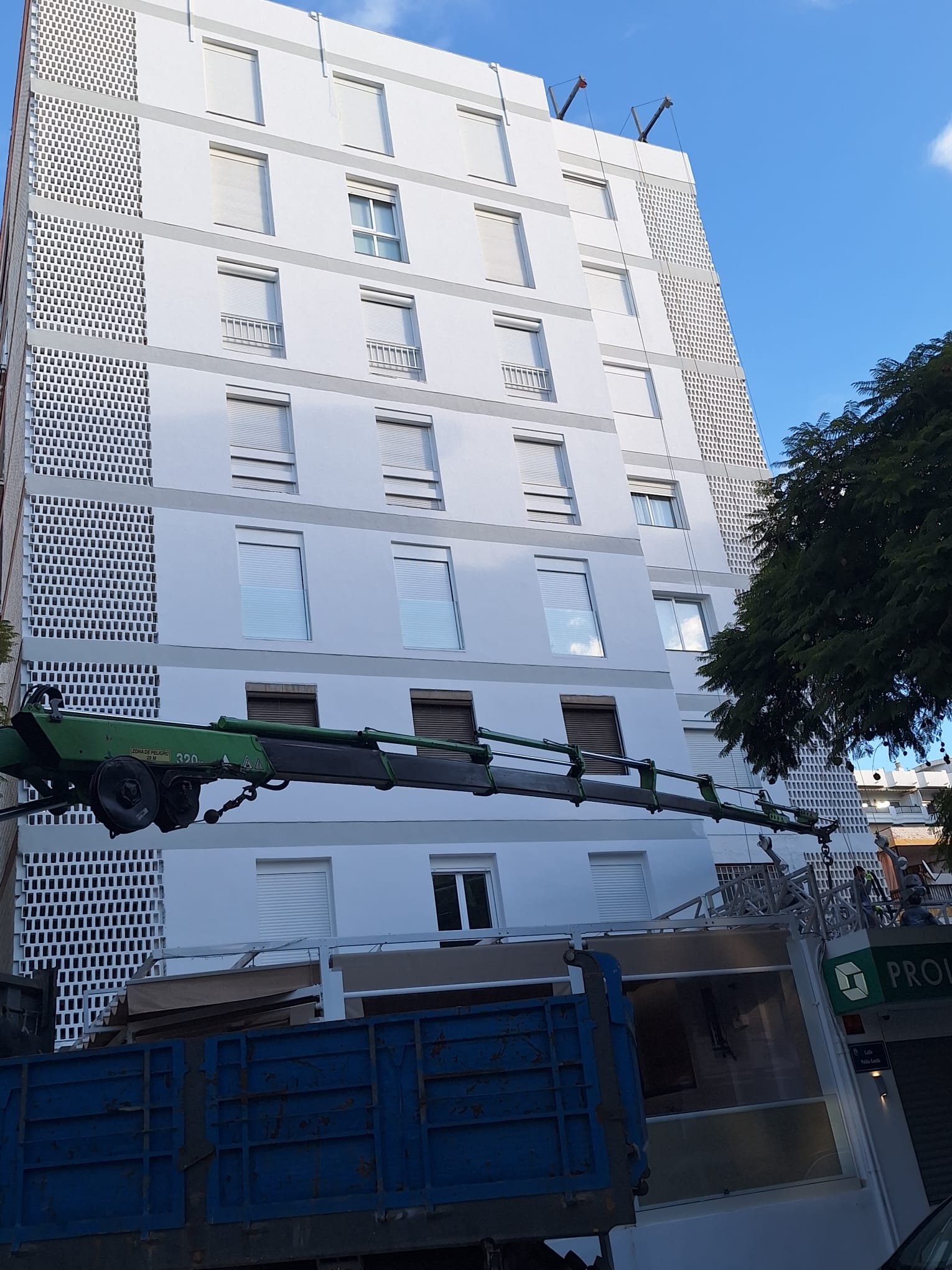 Fachada blanca con plataforma en sombra