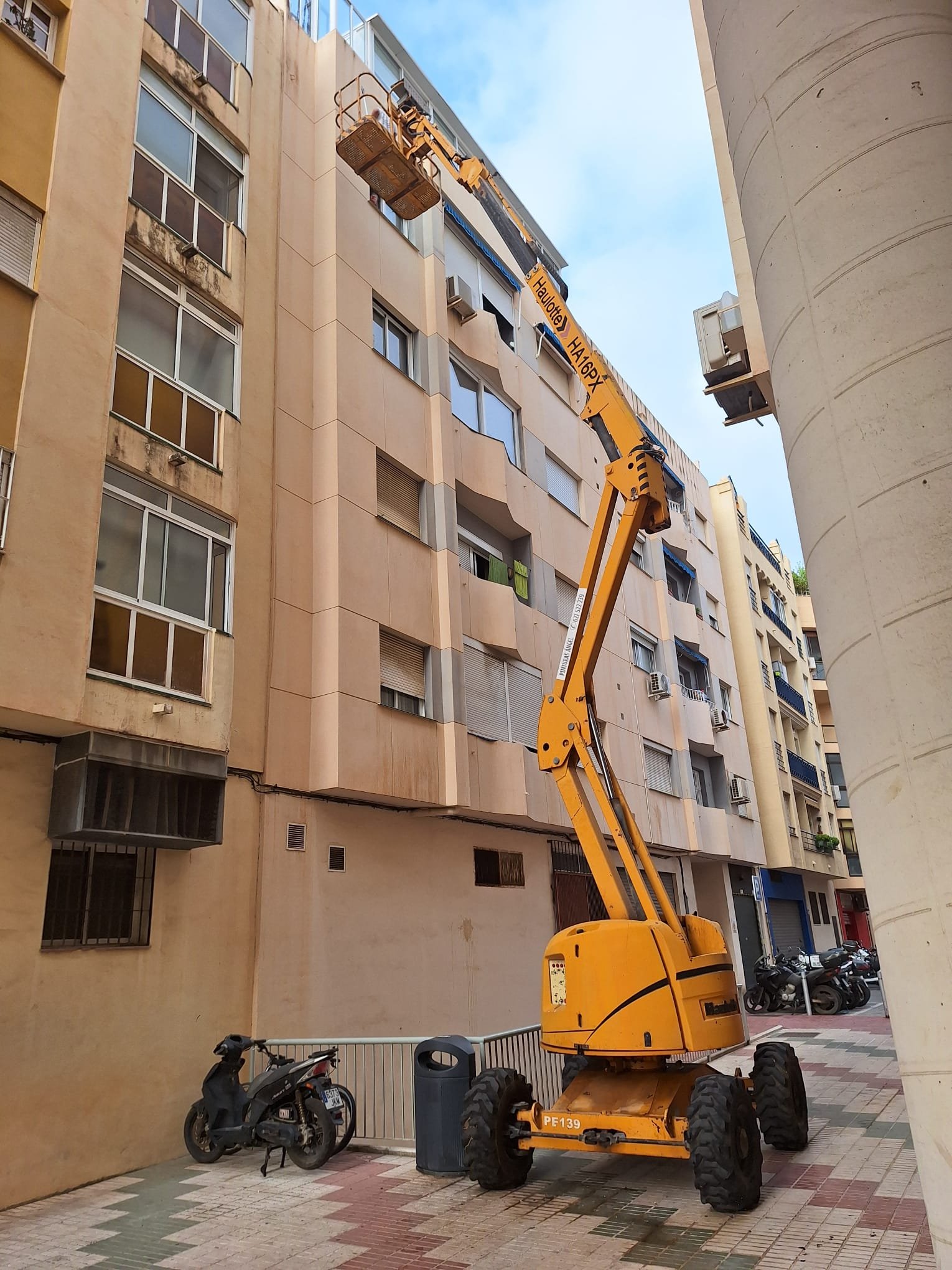 Plataforma trabajando en edificio desde calle