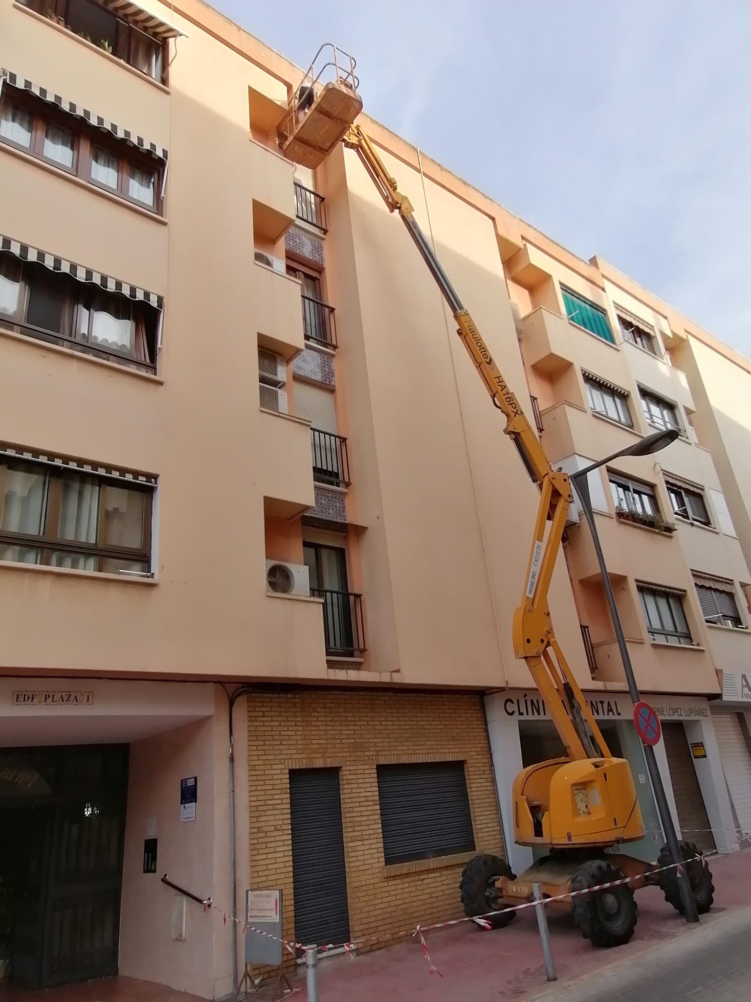 Trabajo lateral de fachada con plataforma