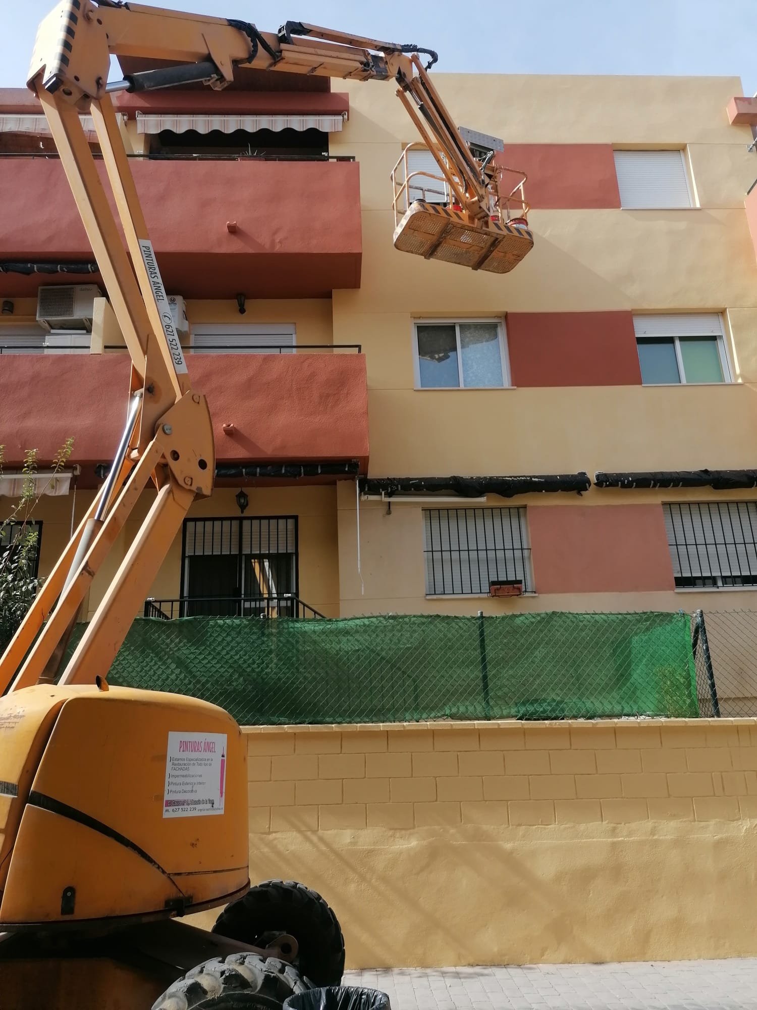 Fachada de colores con plataforma vertical