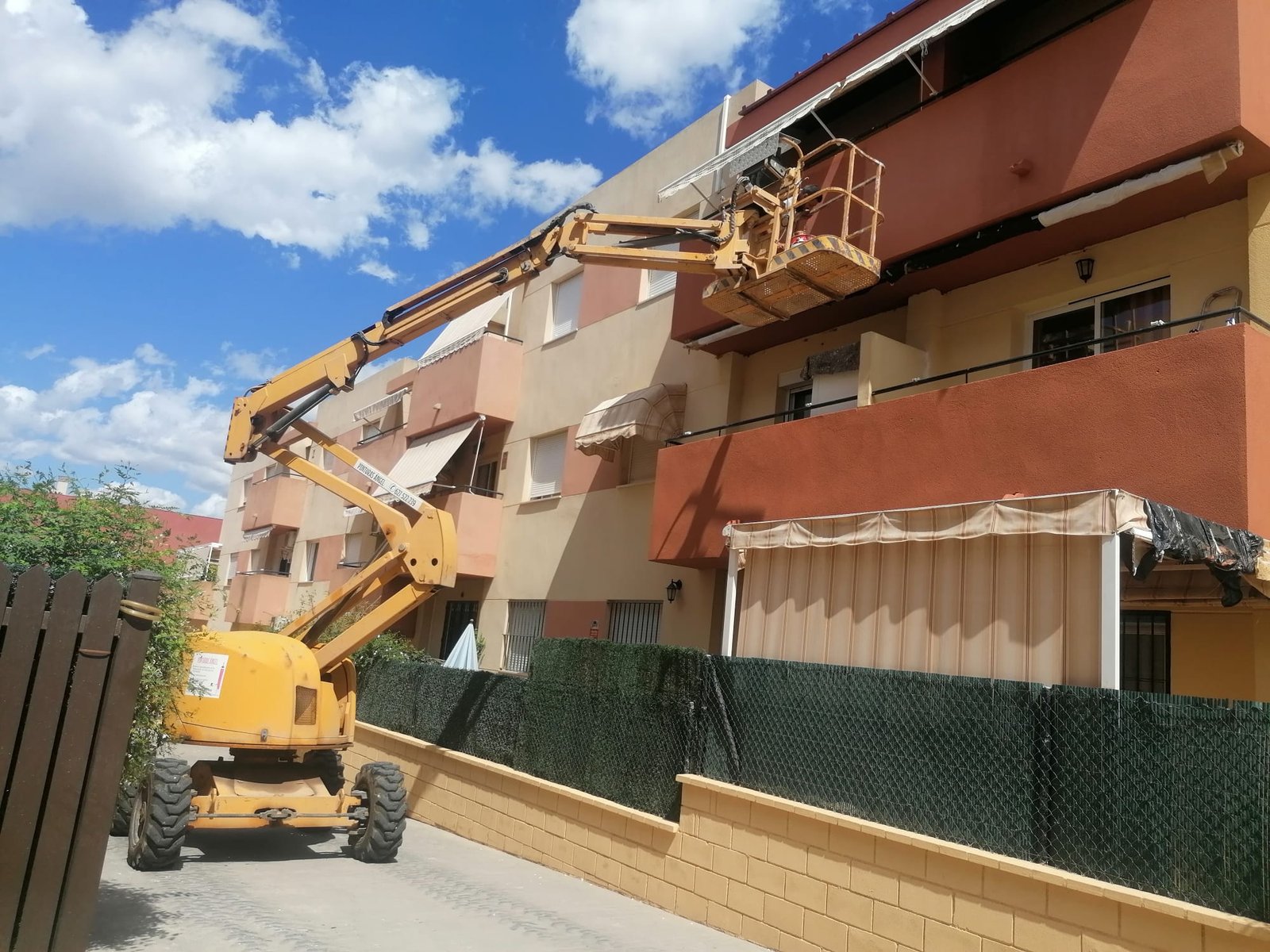 Fachada de colores durante el trabajo