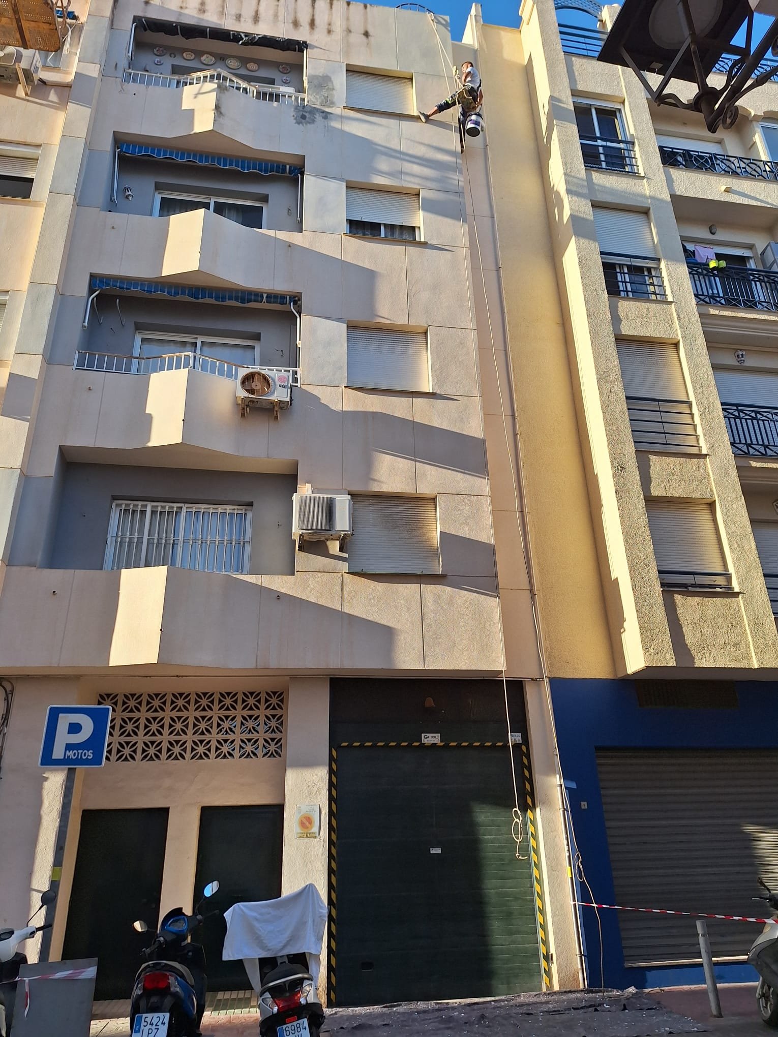 Fachada beige de edificio vertical