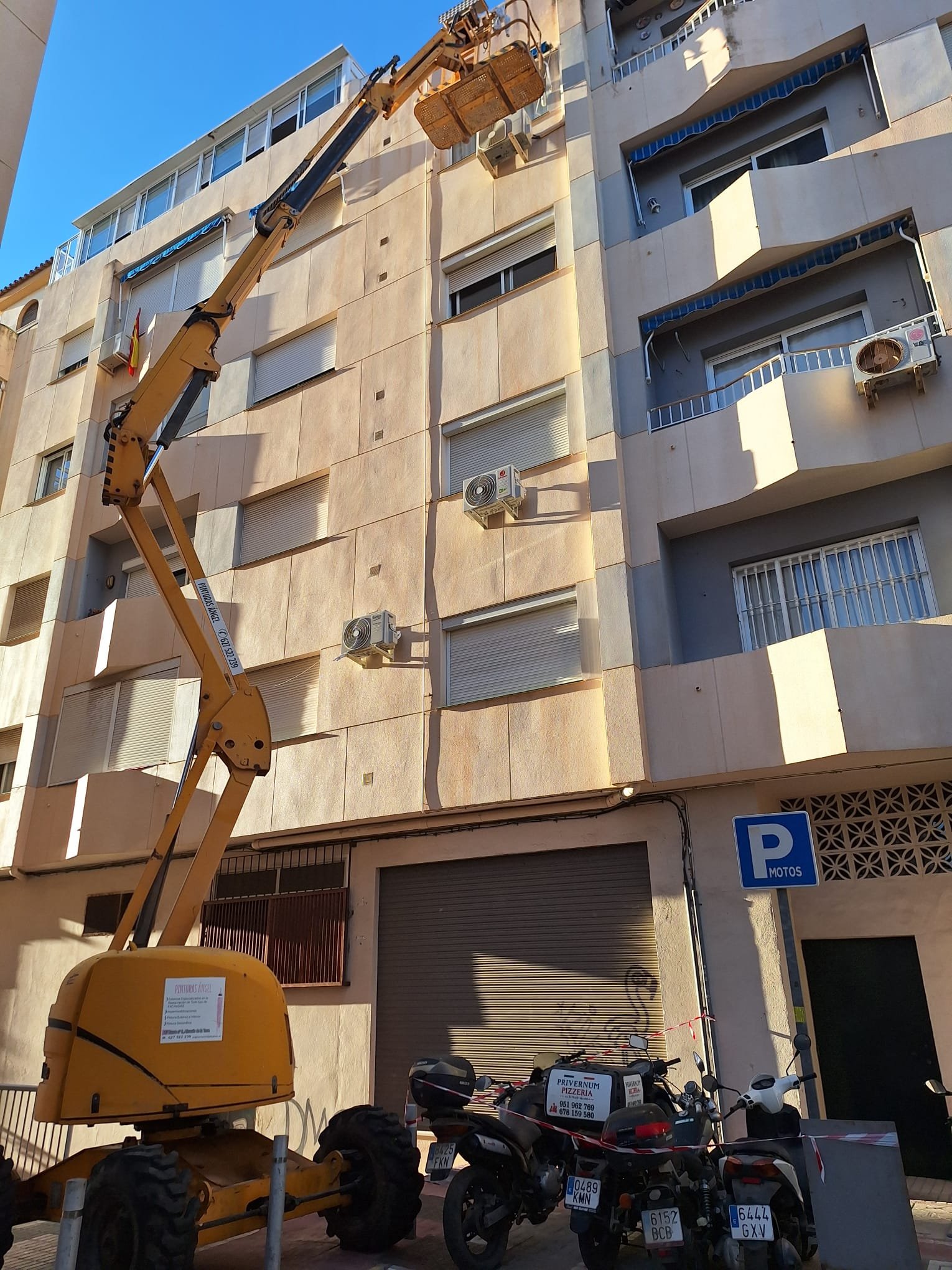 Fachada marrón con plataforma elevadora