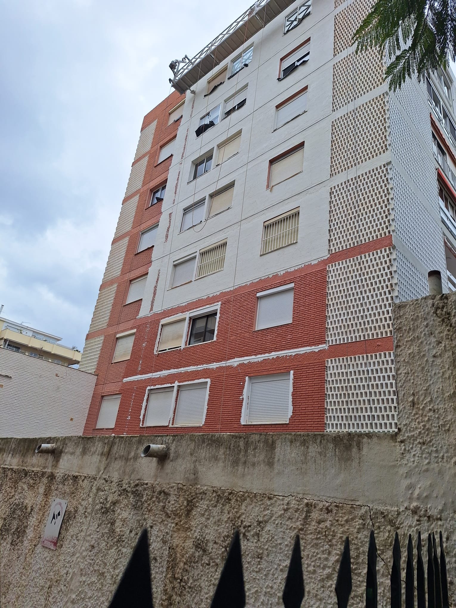 Fachada roja de edificio en altura