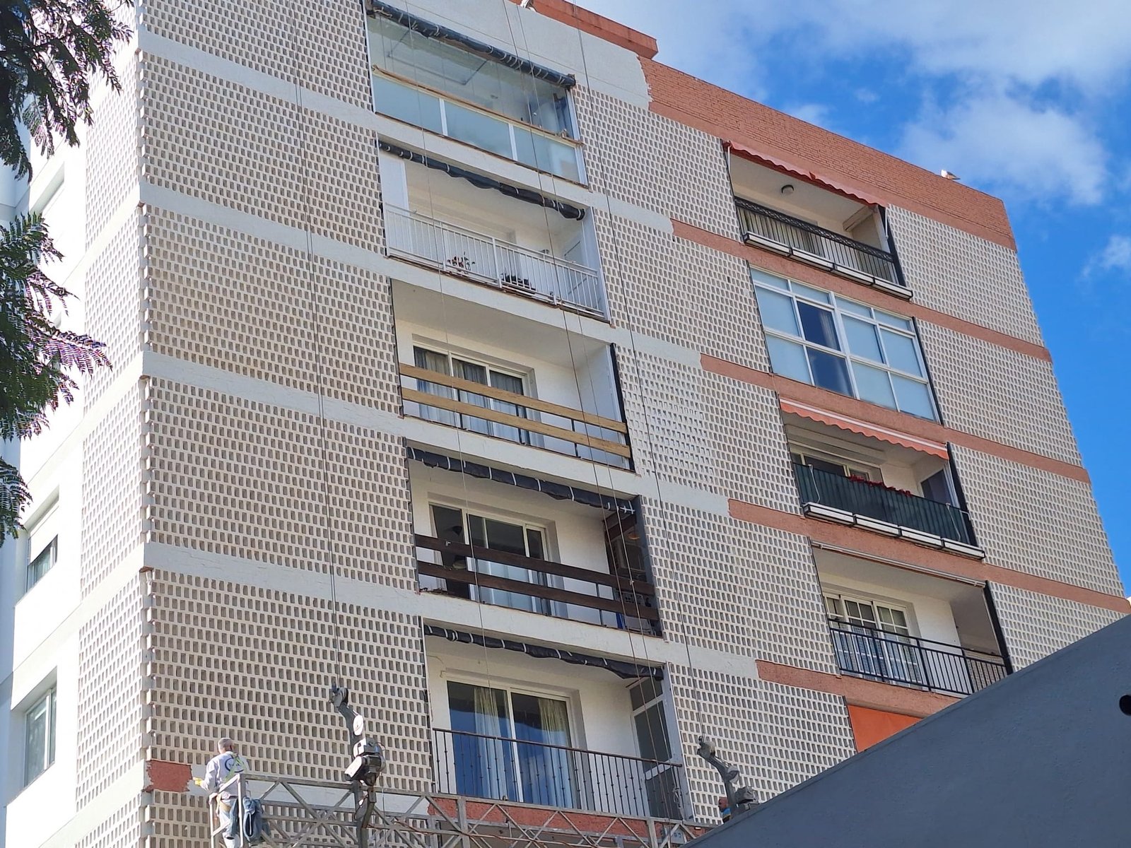 Fachada lateral con balcones de colores