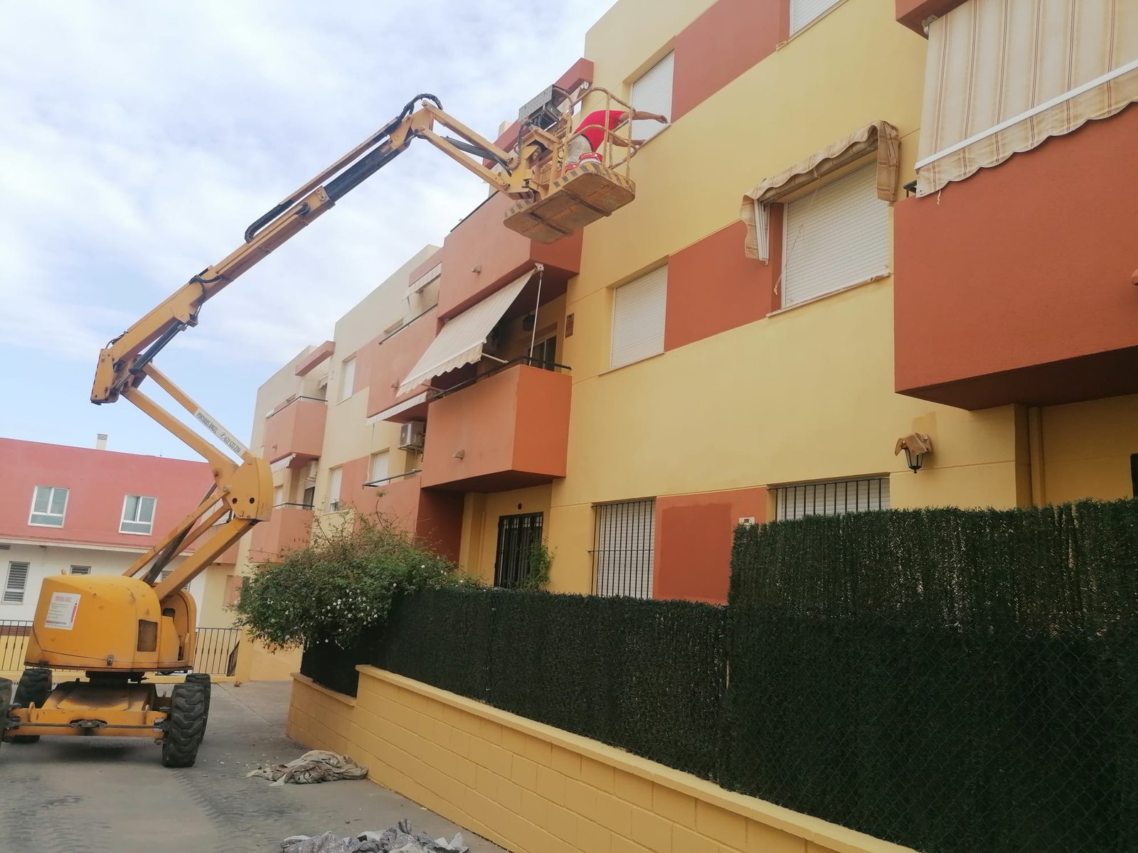 Trabajo de pintura exterior en fachada de colores