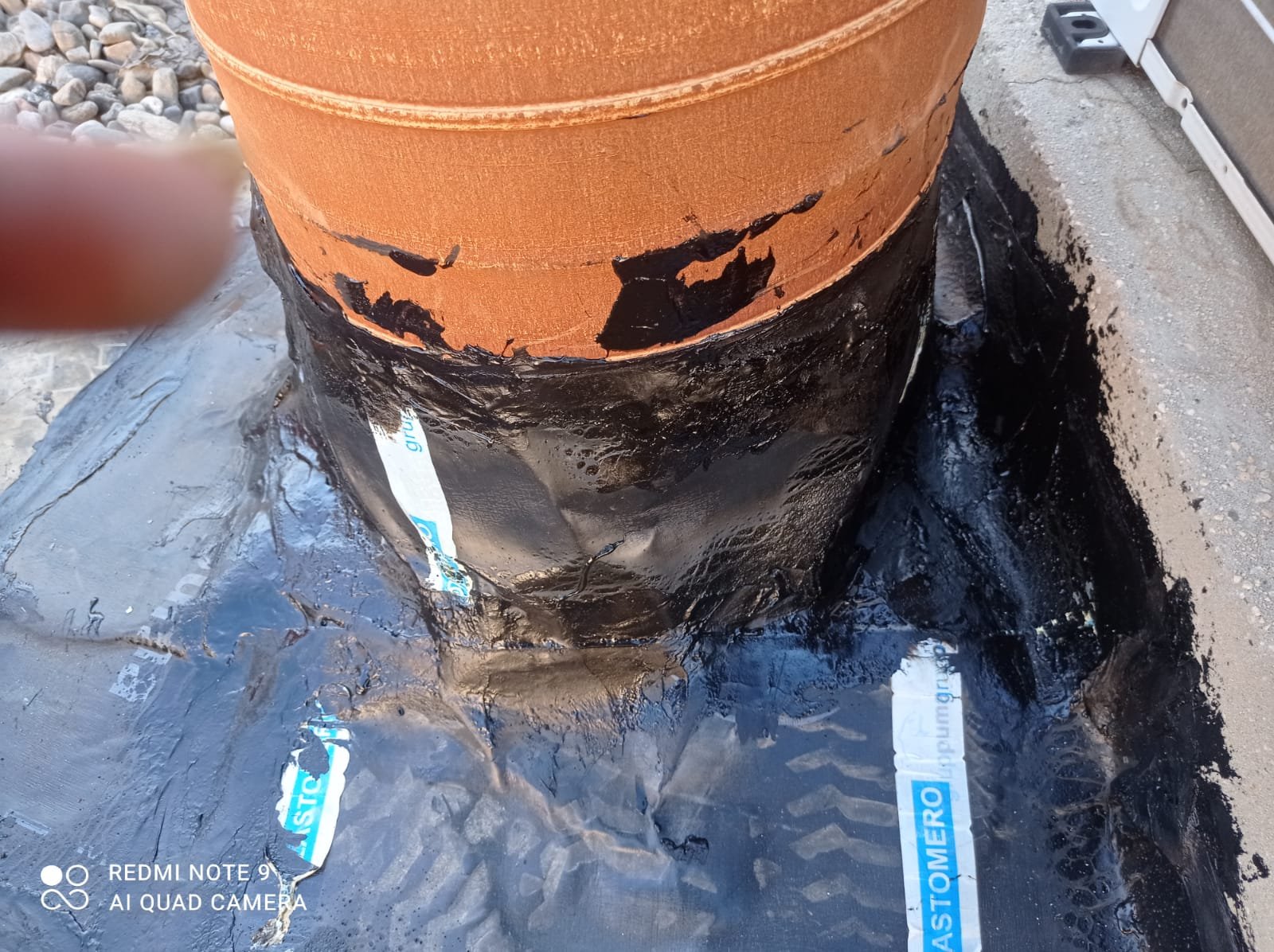Detalle de impermeabilización alrededor de una tubería