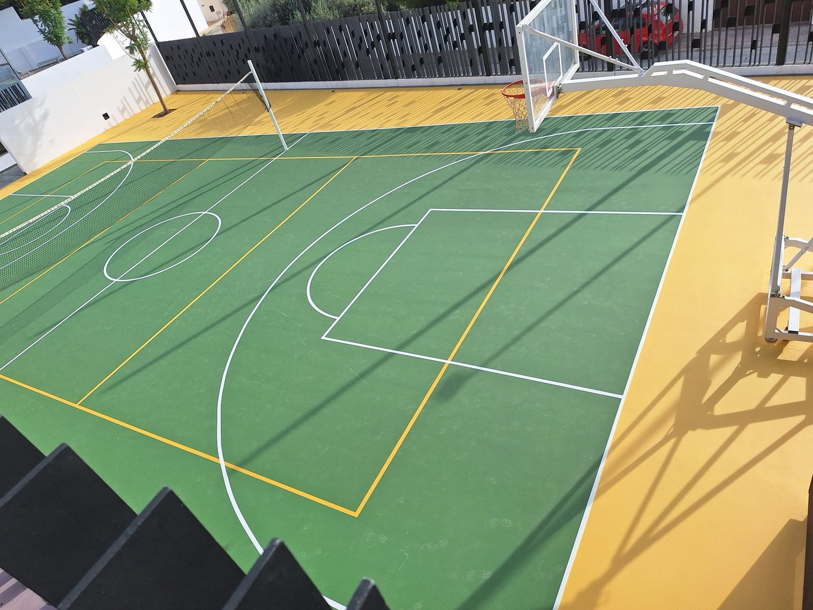 Pista deportiva pintada en verde