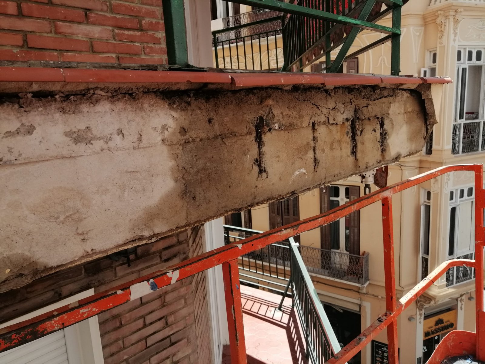 Reparación de estructura metálica desde andamio