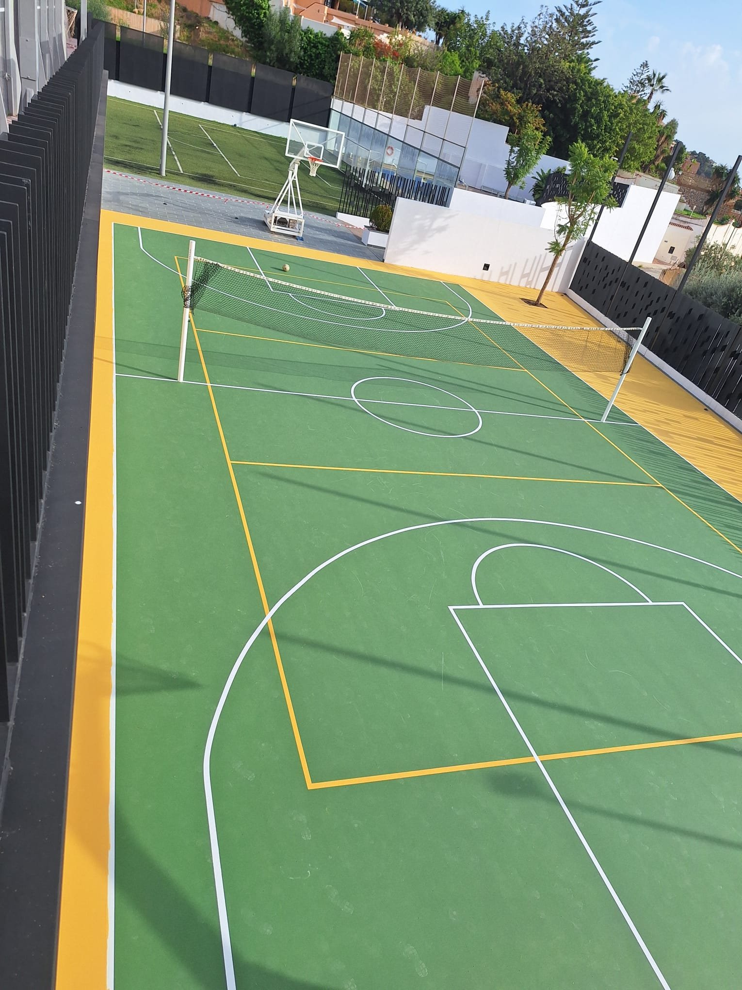 Pista deportiva pintada en verde