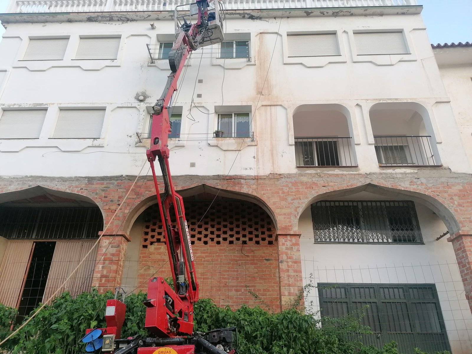 Plataforma junto a fachada blanca con arcos