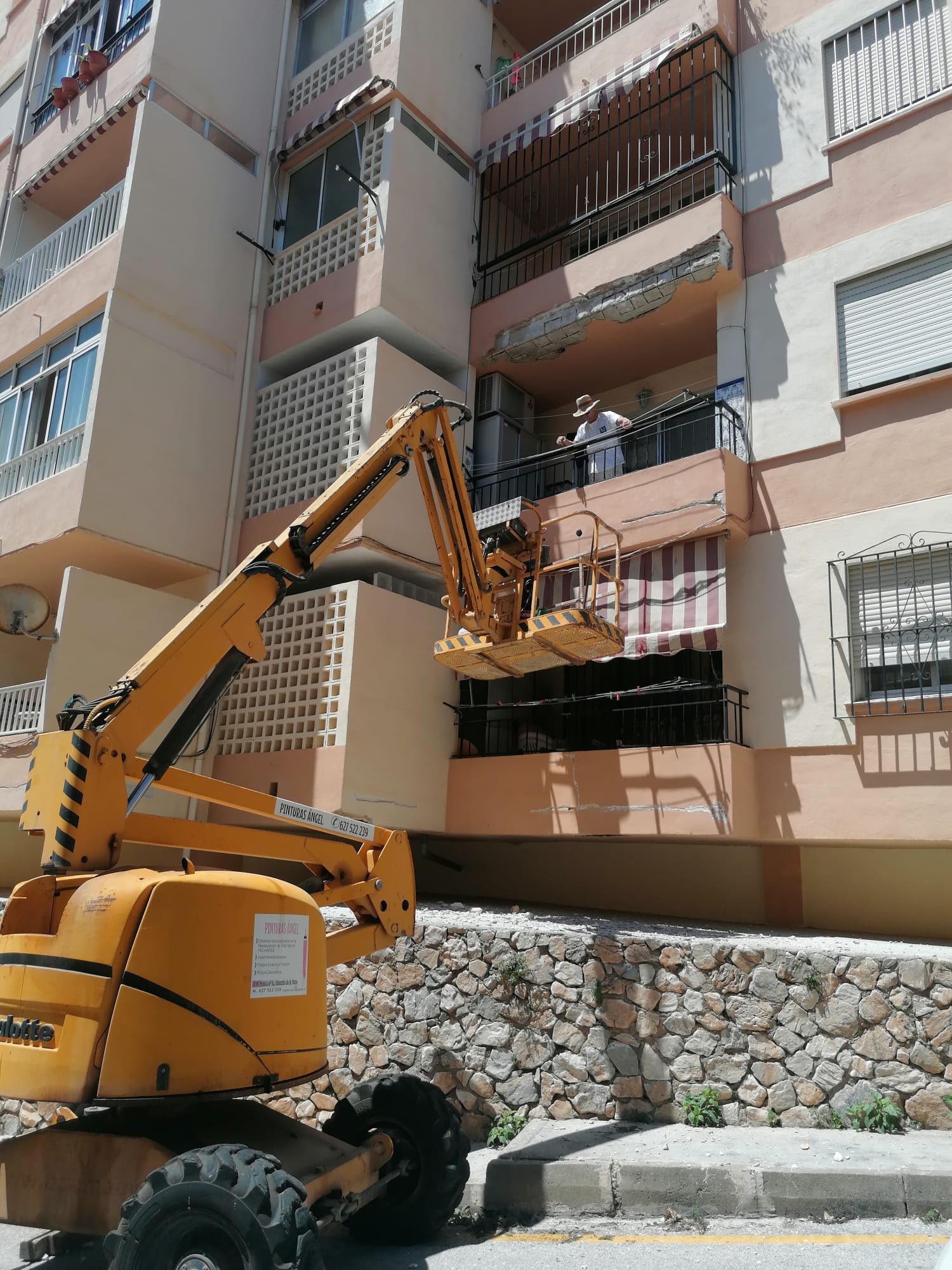 Plataforma en fachada de edificio rojo