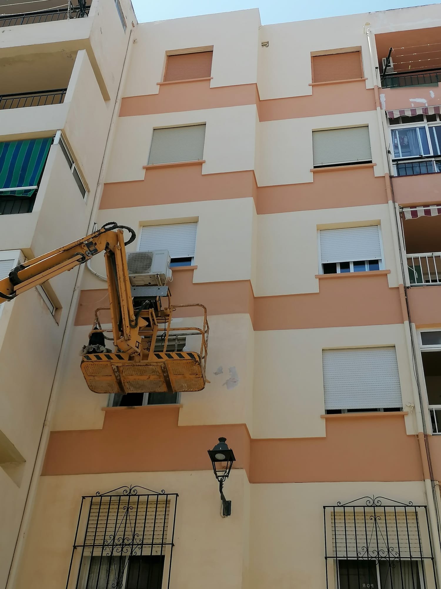 Plataforma trabajando en fachada de patio interior