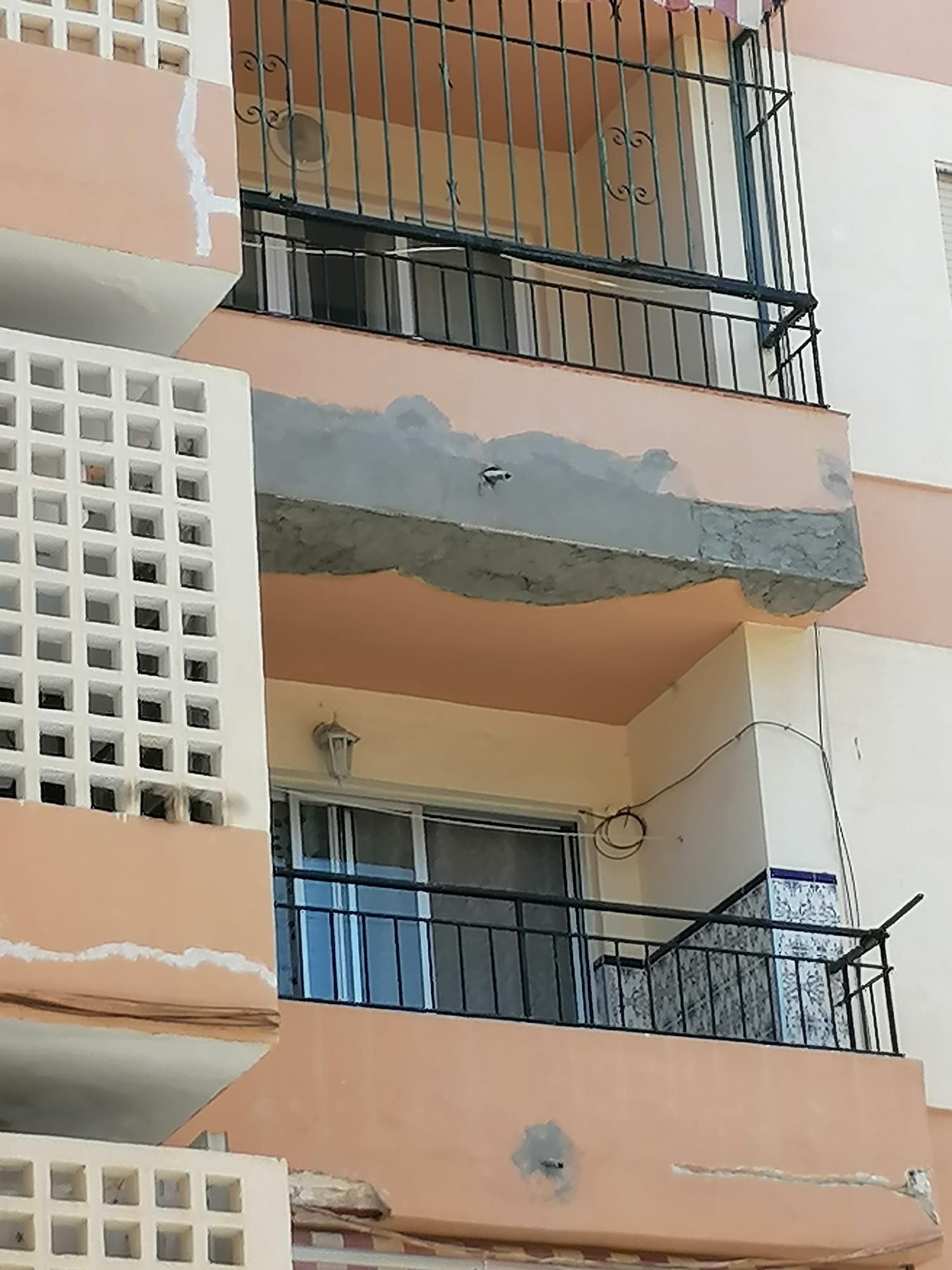 Detalle de reparación de balcón en fachada